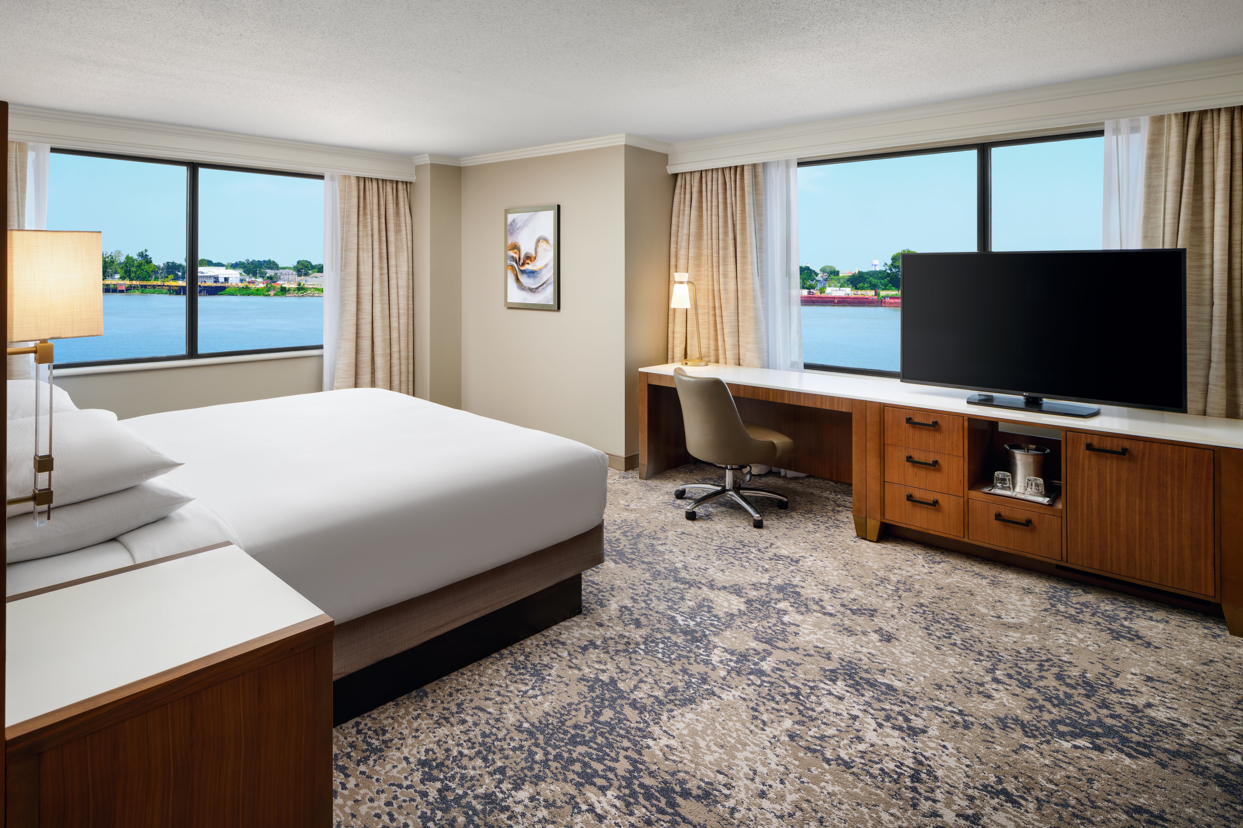 msynh_5013_k1dv_river_view_1_king_bed_bed